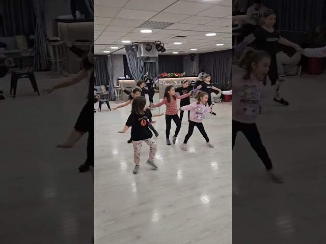 "Έτοιμοι για χορό; 
 Τα μικρά μας αστέρια στο παιδικό τμήμα ζεϊμπέκικου είναι εδώ για να σας μαγέψου! 
Μην χάσετε την εκ