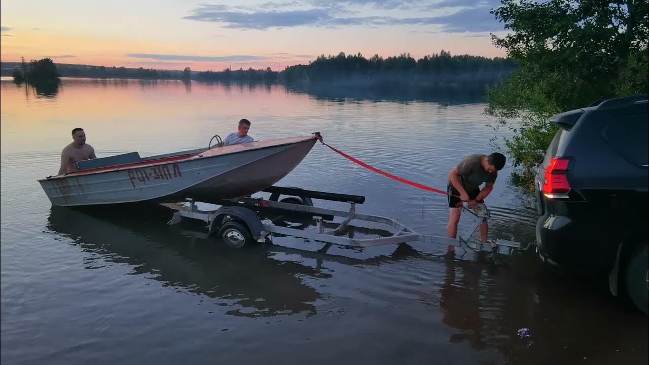 Приспособление для вытаскивания лодки на берег. Тонущая лодка с людьми. Вытащить лодку на берег. Слип для спуска лодки на воду. Вытащить лодку на берег.