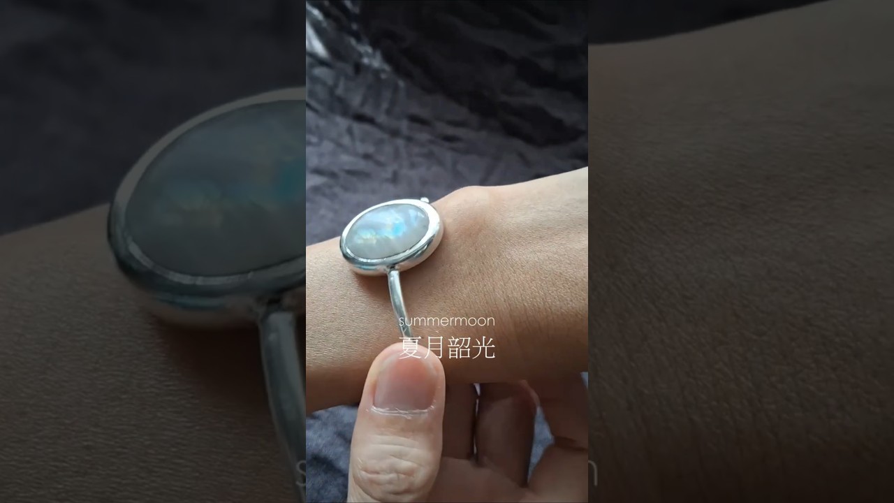 As the gem-set 990 fine silver bracelet is stretched and distorted. 當鑲了寶石的990純銀手鐲,被拉到變形時... 縮圖