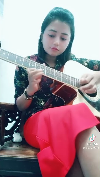 cewe main gitar
