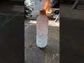 1000℃鉄球を凍らせたペットボトル水に入れてみた😎