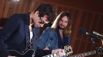 Mark Ronson - Daffodils Ft. Kevin Parker (live on triple j) (VIDEO ON THE DESCRIPTION)