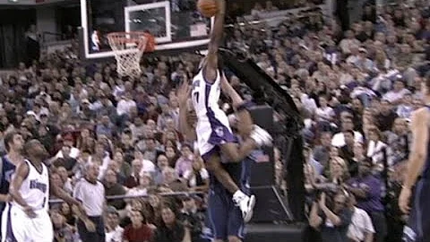 11/22/06 - Ronnie Price Dunk on Carlos Boozer (RAR...