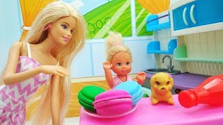 Giochi con le bambole Barbie. Evi prepara la colazione . Nuovi episodi in italiano