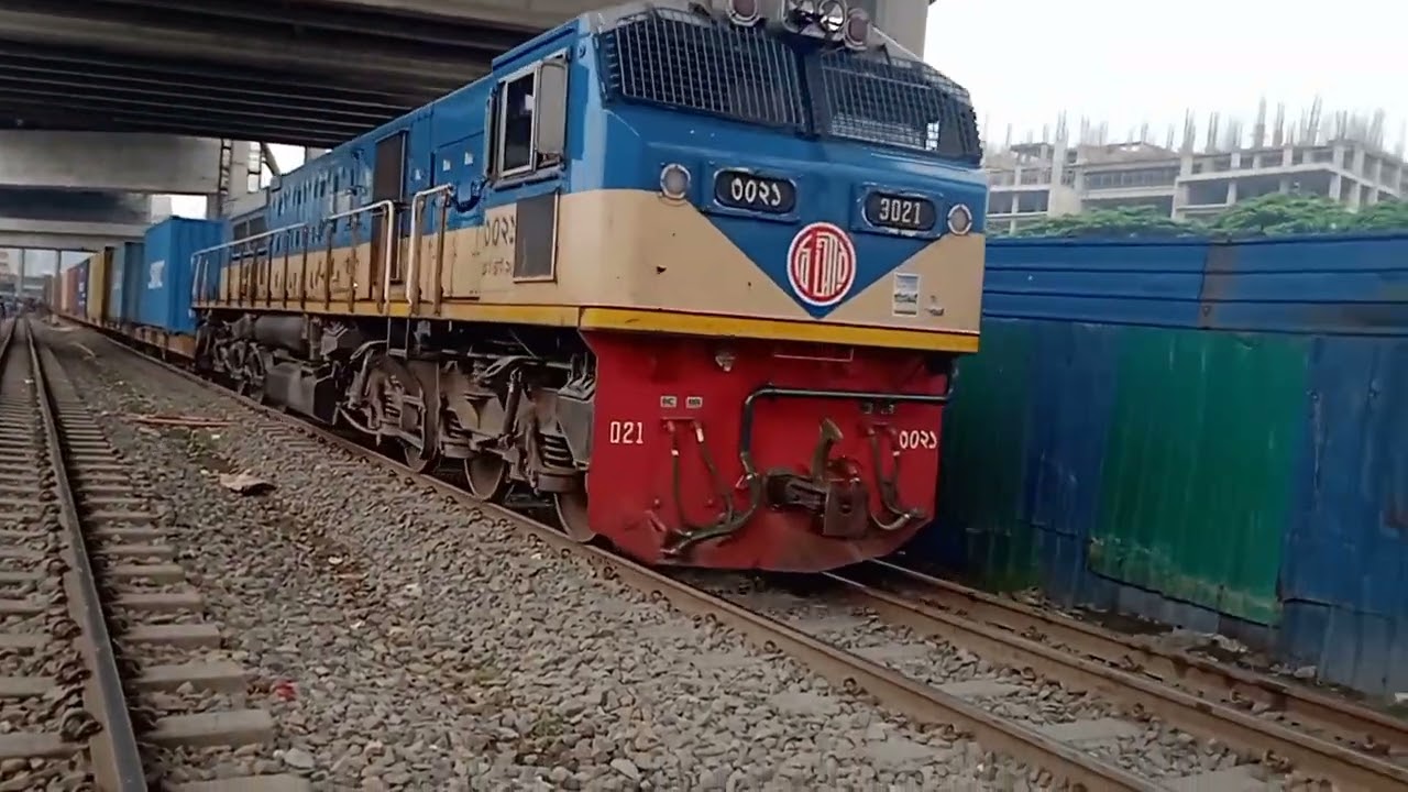 মালবাহী ট্রেন চলাচলের অসাধারন দৃশ্য   