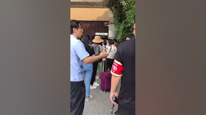 中国北京警察暴力执法，推搡合法维权的受害者