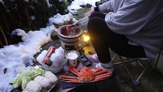 【カニと蟹コロッケ】字幕/雪中七輪古民家女子ひとり呑#24/Crab BBQ in the snow garden SUB