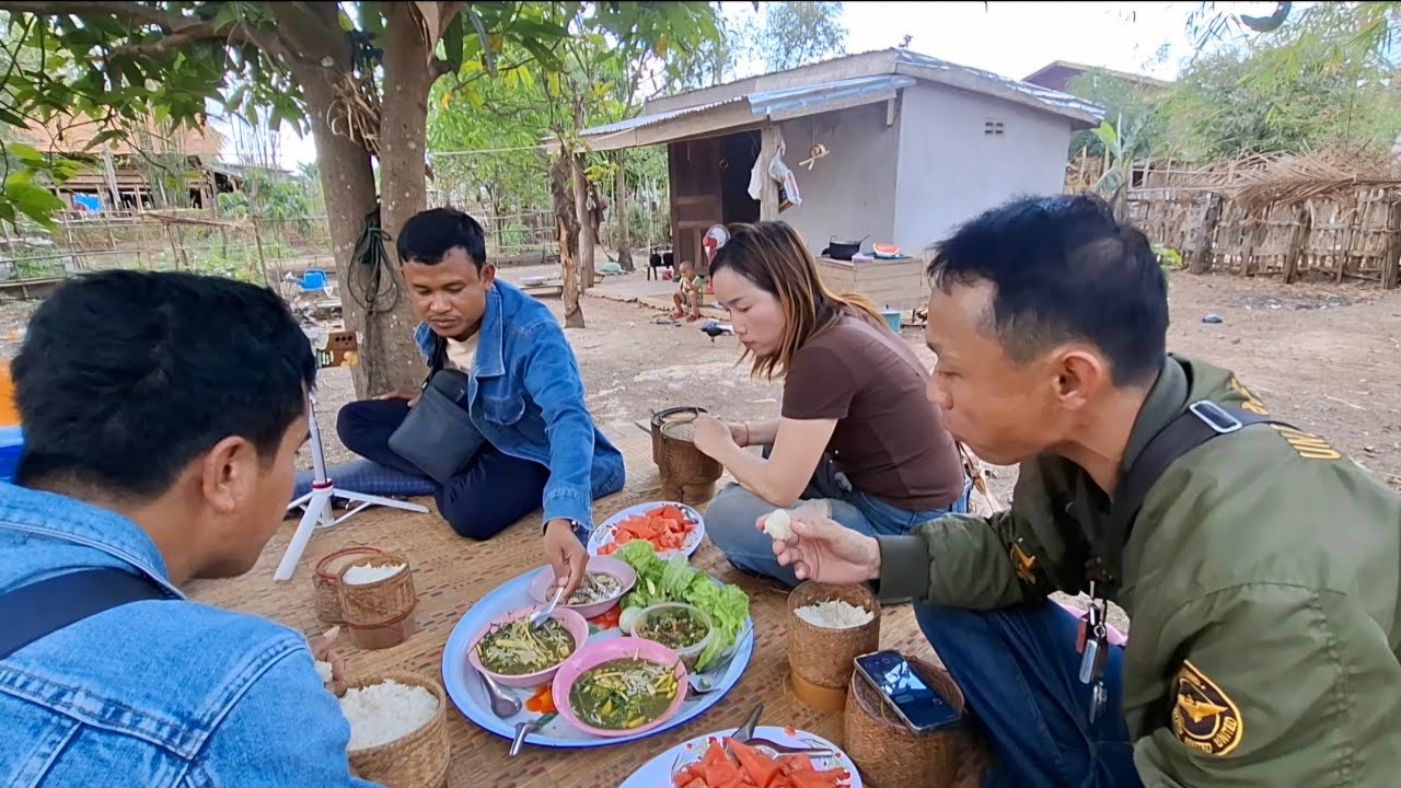 แกงหน่อไม้ก้อยไข่มดแดงยู่บ้านแม่ตู้ล้วน#แม่น้องรุ่งบ้านนา #