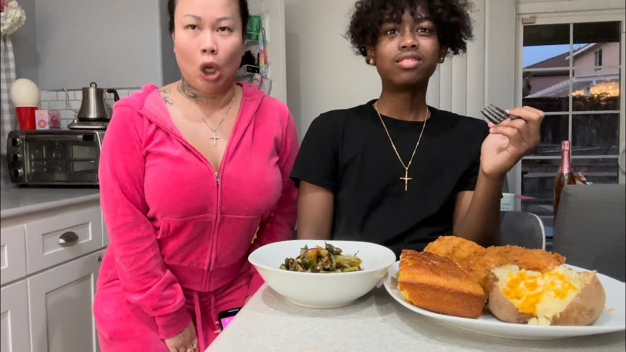 Ужин из сома с кукурузным хлебом, капустой и печеным картофелем