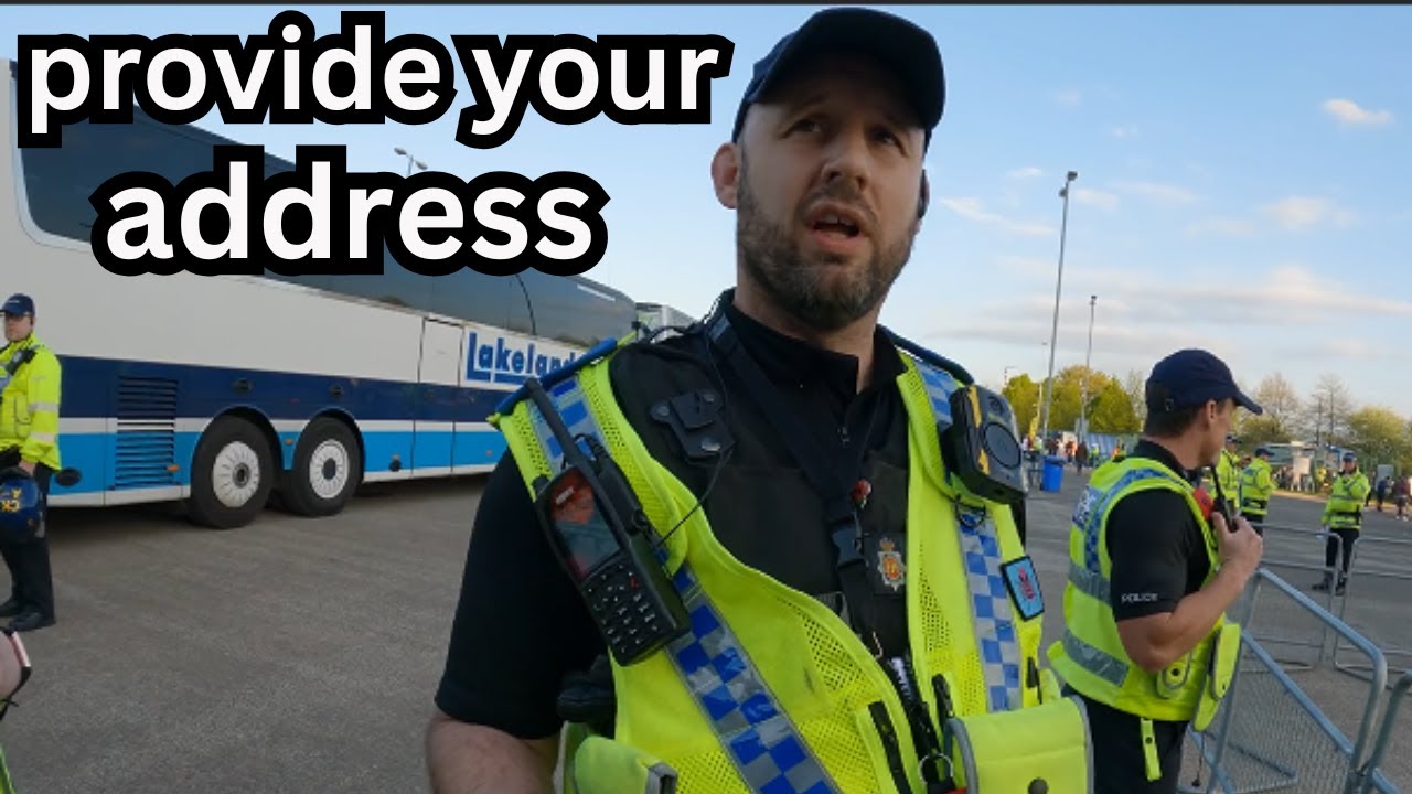 Бестолковый британский полицейский гуглил закон, пока задерживал аудитора!