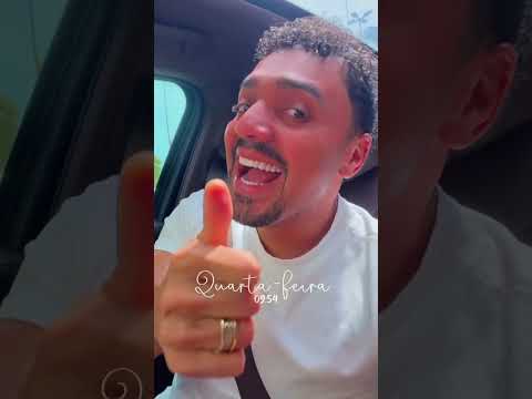 Tirullipa feliz cantando louvor no carro