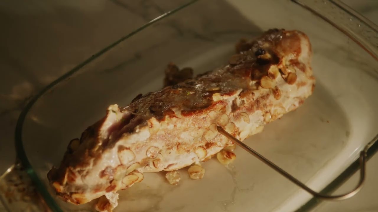 Se hvordan du laver den lækre opskrift: Mørbrad vendt i nødder og timian med sursød papajakompot