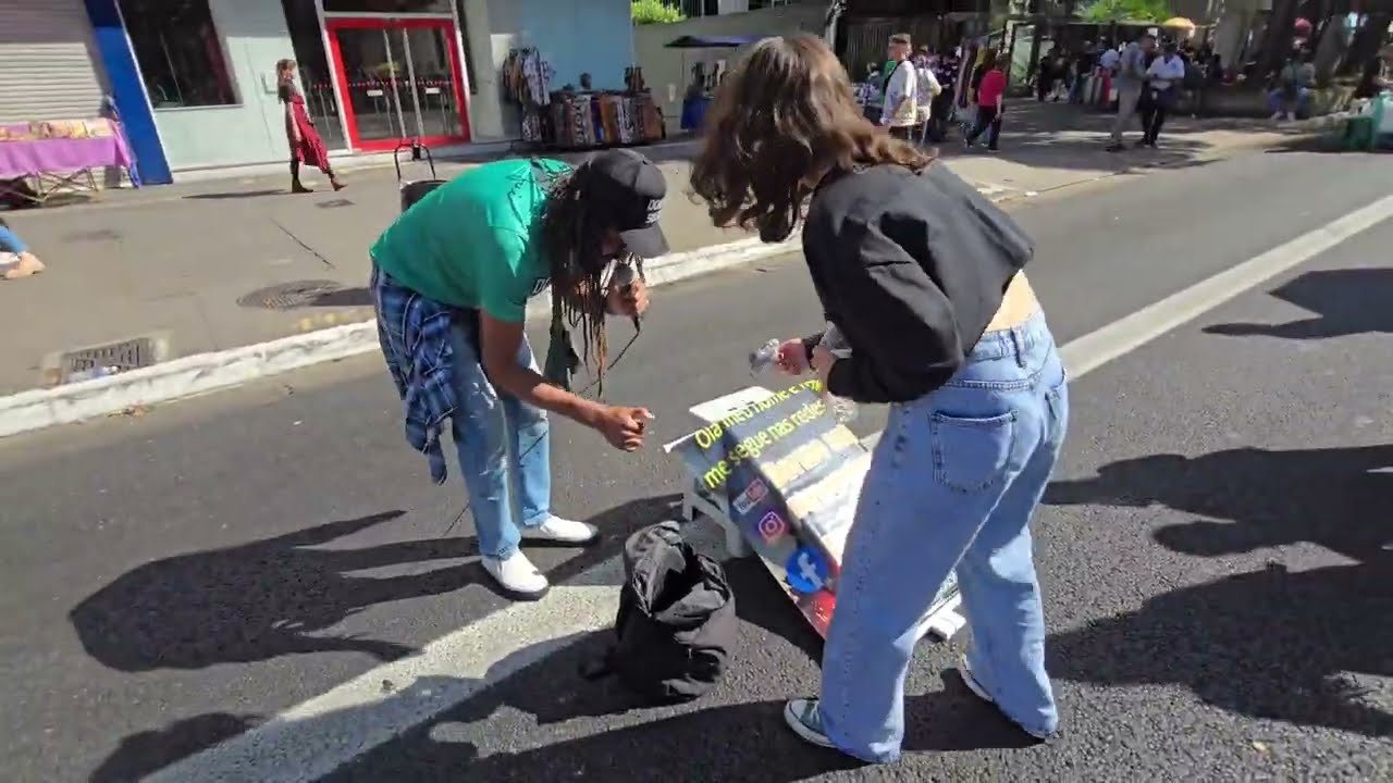 OLHA A HORA QUE ESSA MULHER FAZ UM PIX DE 500 REIS PRA DORME SUJO NA AVENIDA PAULISTA SAO PAULO