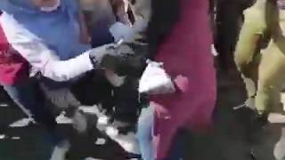 ضرب أحد معتصمات خريجي العلوم السياسية من قبل القوات المؤمنة للخضراء امام وزارة الخارجية