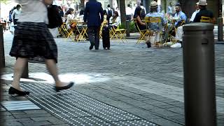 キャリーカートでオフィス街の昼休みのランチ、石畳みの道も通過