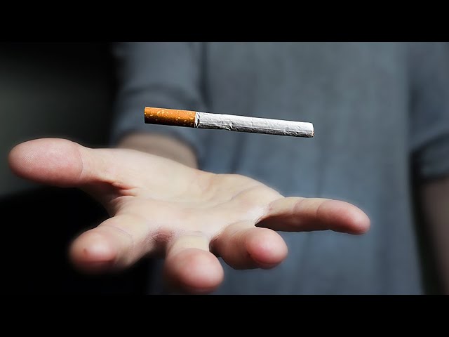 фокус с сигаретой в кулаке. исчезновение сигарет. курение сигар. исчезновение сигарет. трюки с сигаретой.