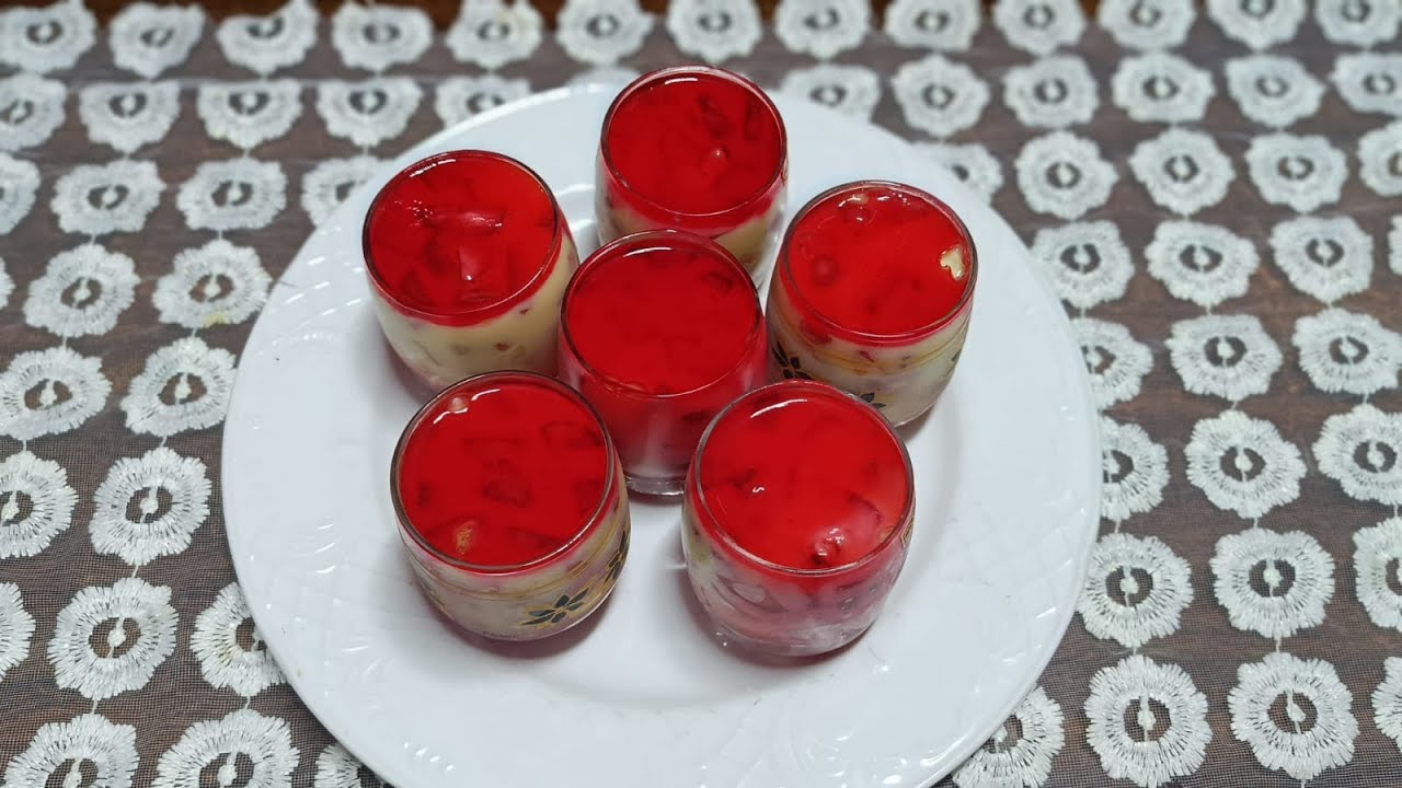 كاسات الكريم كراميل وقطع الفراوله وجيلي فراوله