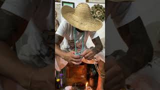 Pai Jacinto preparando seu cachimbo, enquanto caboclos firmam o trabalho…. 🤍✨🕯️  #pretovelho