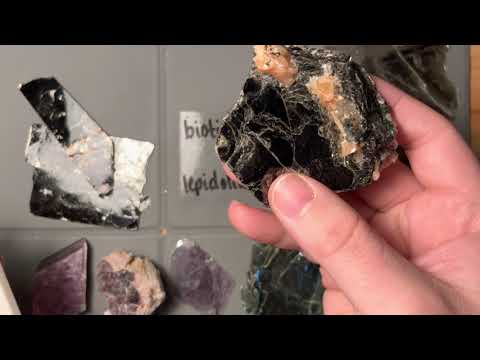 Minerals : Phyllosilicates - Biotite, Muscovite, Lepidolite, Chlorite