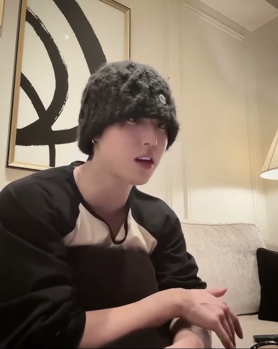 Han singing ‘Just the Two of Us’ (Bill Withers cover) #hanjisung #hanjisungstraykids #straykids #skz
