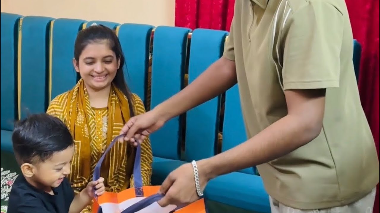 সুমাইয়ার আব্বু মালয়েশিয়া থেকে আমাদের জন্য চকলেট পাঠিয়েছে 😋 | Sumaiya Robayed