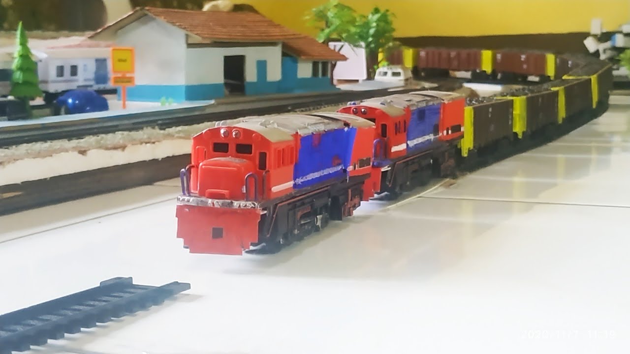 Kereta Api Batu Bara Anjlok eh, Bisa Naik ke Rel Lagi Sendiri!?