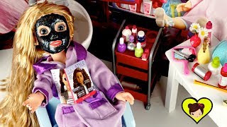 mascarilla de slime brillante en salon de belleza de princesa rapunzel