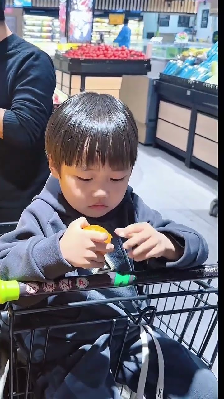熊孩子逛超市，一眼没看到就吃上了！#Cute baby#Cute#呆萌小米宝#聪明宝宝#萌娃#整蛊#测试