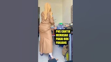 Beautiful Civil Servant Cooking Steals Netizens
