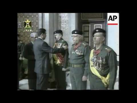 نشرة الاخبار العراقية حول توزيع انواط الشجاعة على قادة الجيش العراقي عام 2002