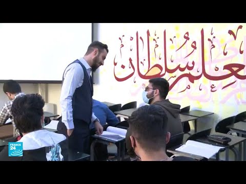 أستاذ إيراني يبسط تعليم مناهج اللغة العربية للطلبة في المدارس والجامعات الإيرانية