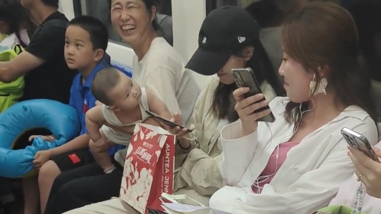 地铁偶遇可爱萌娃，看这走位，这眼神，未来的 “搭讪高手” ！