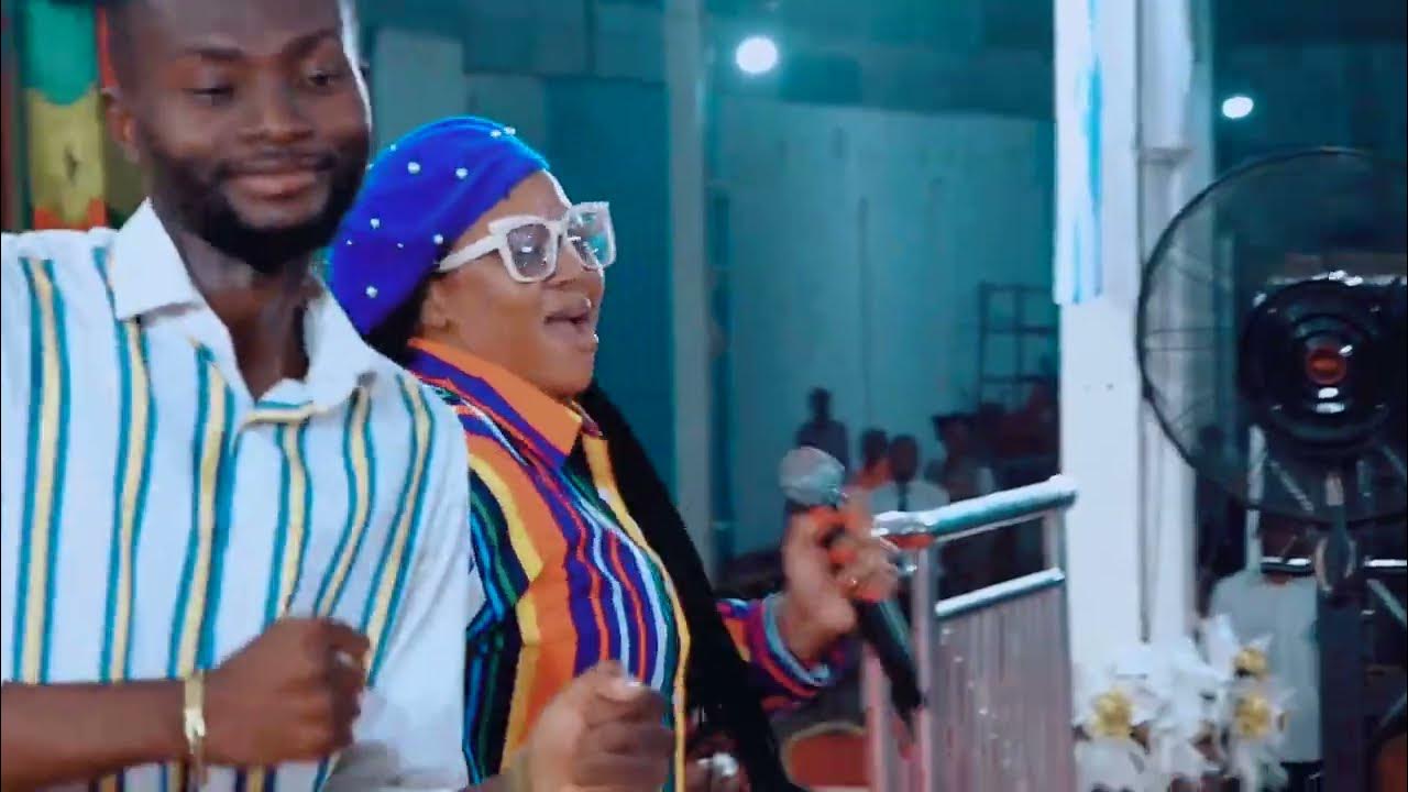 Page magazine sur la retraite de la JCC avec Maman Acsa Olangi KASEYA