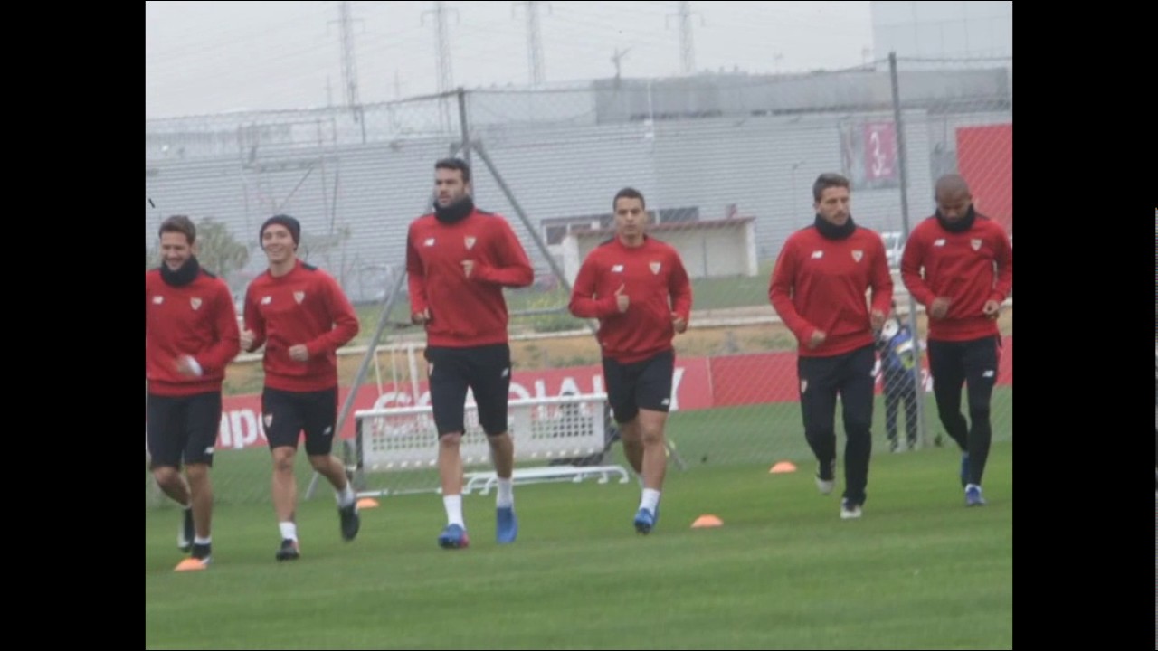 El Sevilla FC vuelve al trabajo tras la victoria en el derbi - YouTube