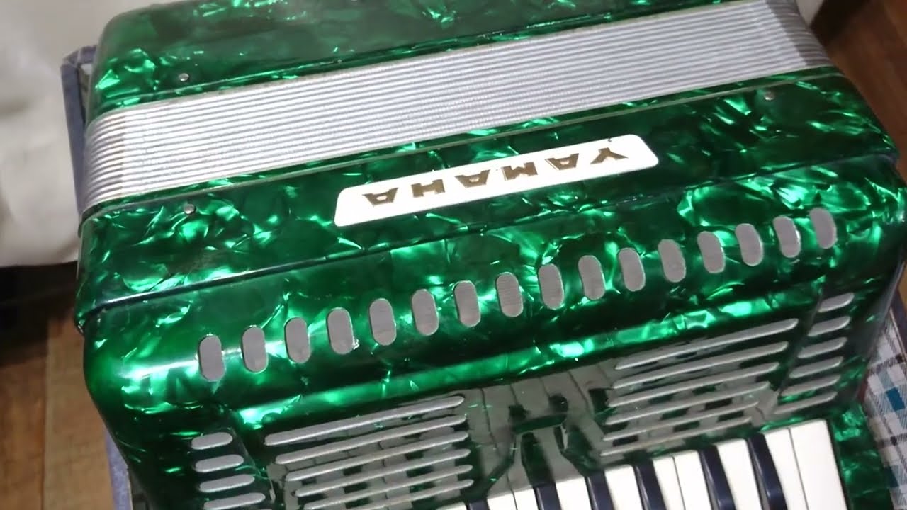 Vintage 32 keys Yamaha Accordion Japan - YouTube
