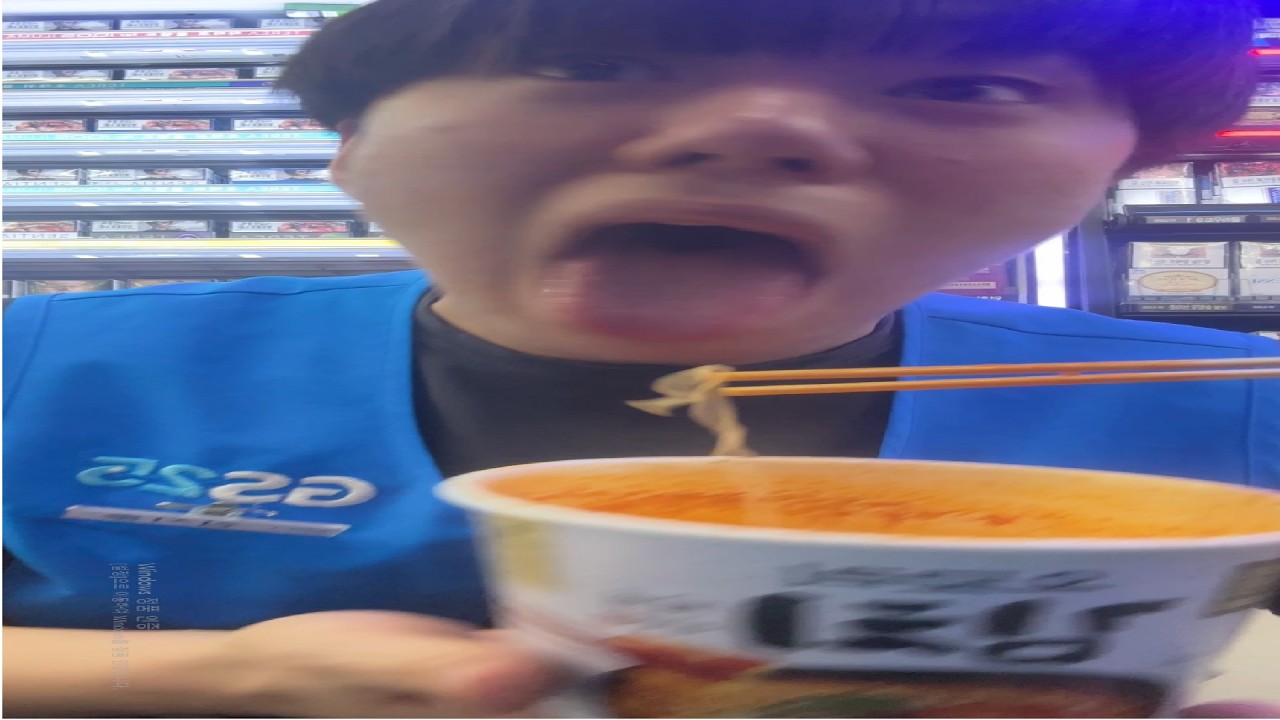 알바 하다가 갑자기 먹방 찍는 고졸백수 편의점 알바생