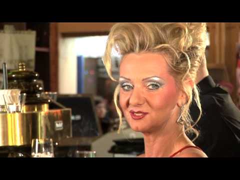Susi im roten Kleid