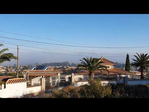 Dénia se esconde bajo la niebla