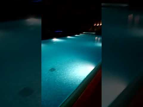 dubai palm jumeirah swimming pool