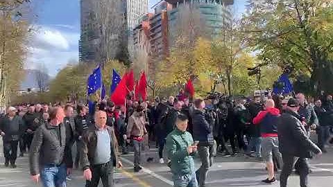 Momenti kur Sali Berisha goditet me grusht në fytyrë