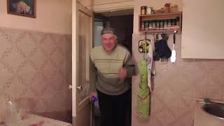 Человек танцует в комнате танец Геннадий Горин