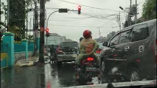 Mobil handal tetap melaju walau hujan