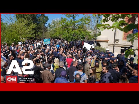 Protestë para Bashkisë së Tiranës, tensione mes policisë dhe protestuesve të Rithemelimit