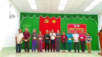 Ban Dân vận tỉnh An Giang tặng quà cho hộ nghèo các xã vùng biên