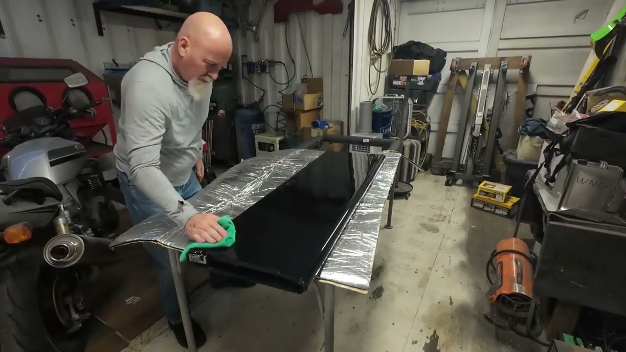 Реставрированный грузовик Chevrolet 1941 года, установка деталей для задней двери с потайной заще...