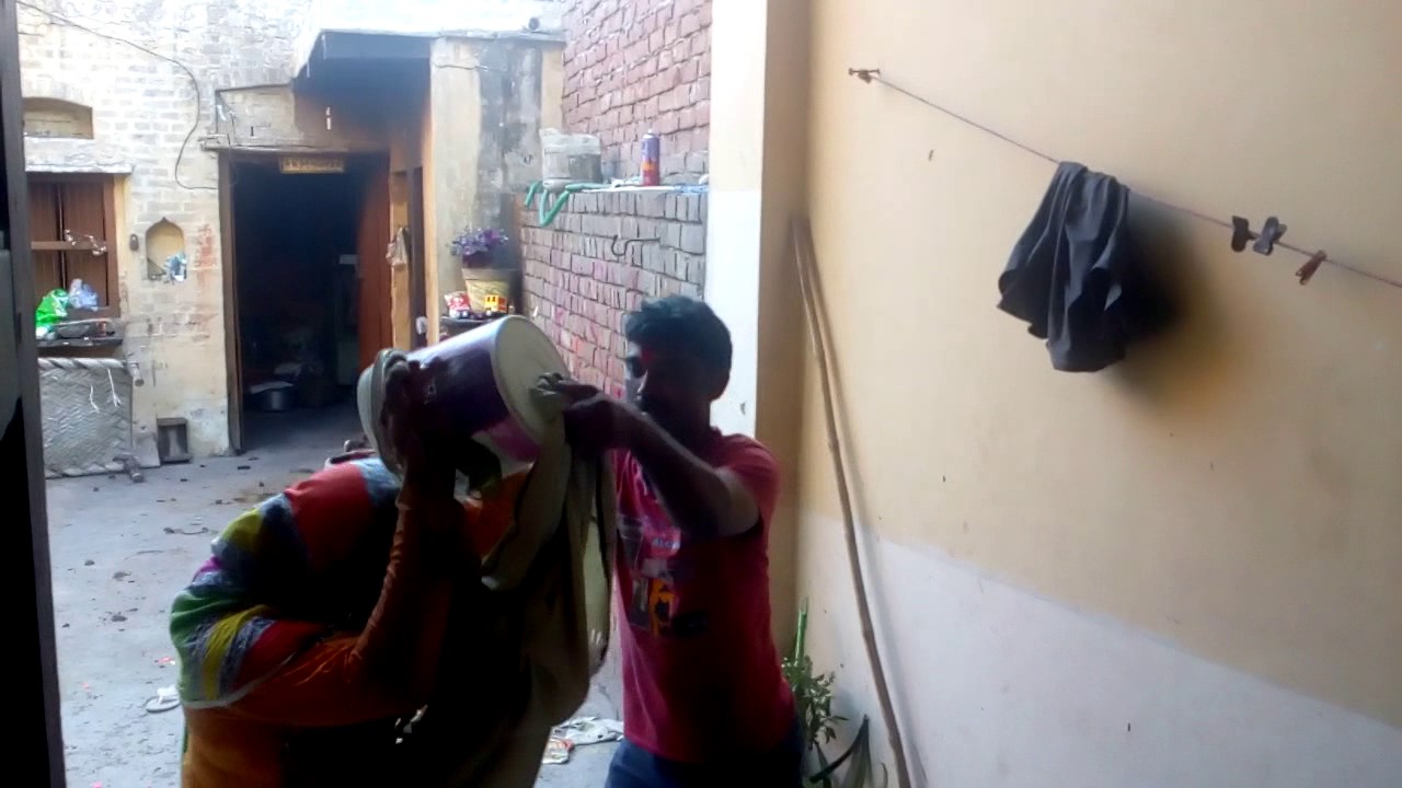 beating husband on holi