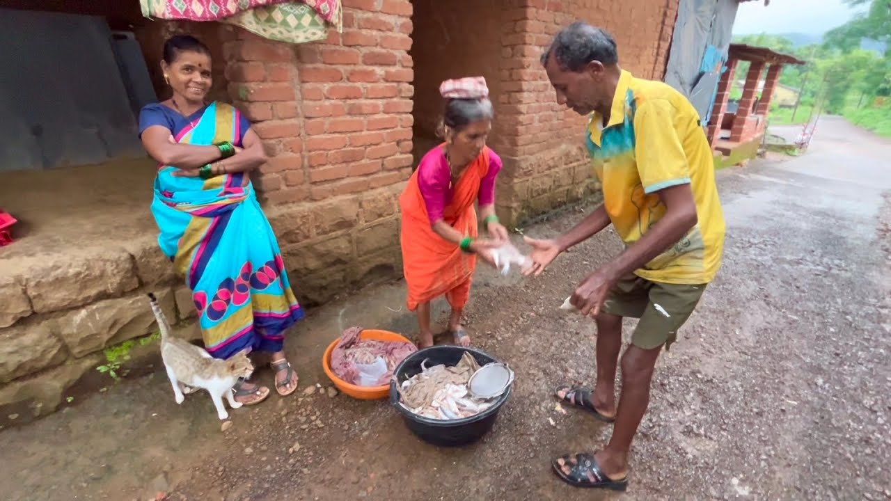 आईने मार्केट मधुन मच्छी घेतली आणि विकायला गेलो । कोकणाती काही सुंदर गाव । आज रात्र झाली मच्छी विकाय