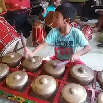 (Kromong) Little children play musical instrument kromong typical jakarta music