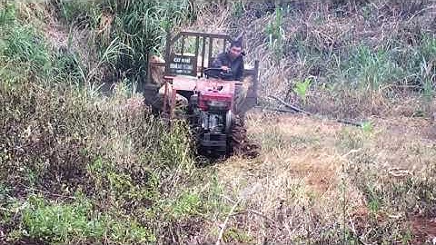 Xe công nông chở bắp leo núi dốc