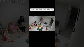스스로 일어난 둘째가 대견한 첫째와 엄마 #삼남매네 #11개월아기 #34개월아기 #딸튜브 #아들튜브 #누나와남동생 #스스로일어난아기 #귀여운아기 #누나와남동생 #쌍둥이네 #baby